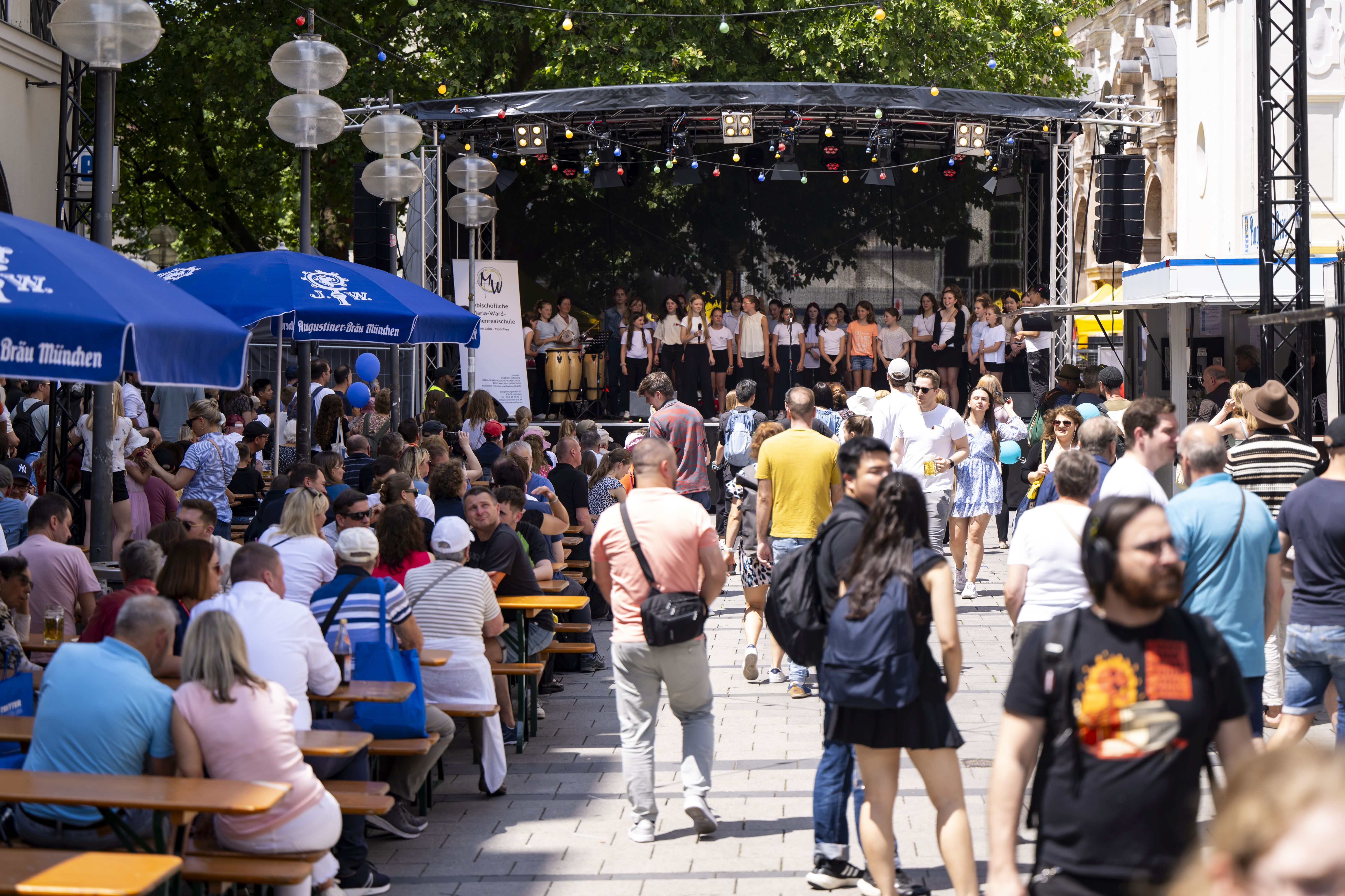 Bühne auf dem Bennofest 2024