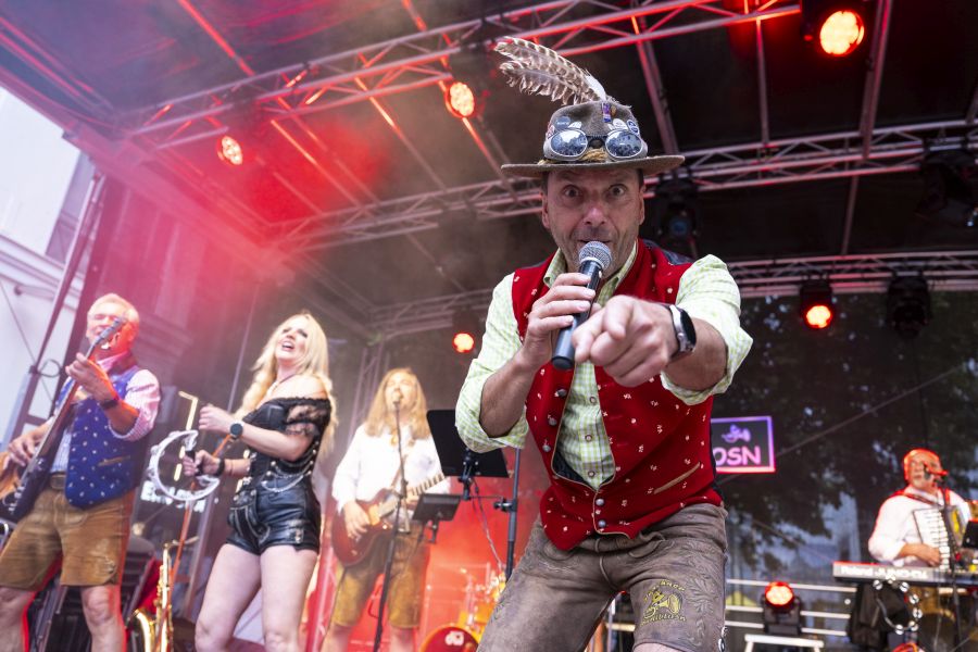 Sänger der Band Gaudiblosn auf dem Bennofest 2024