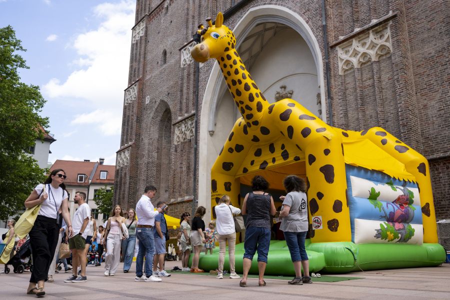 Hüpfburg vor der Frauenkirche auf dem Bennofest 2024