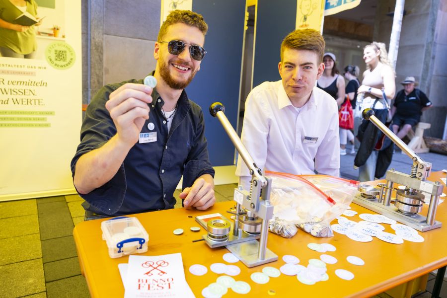 Münzprägung auf dem Bennofest 2024
