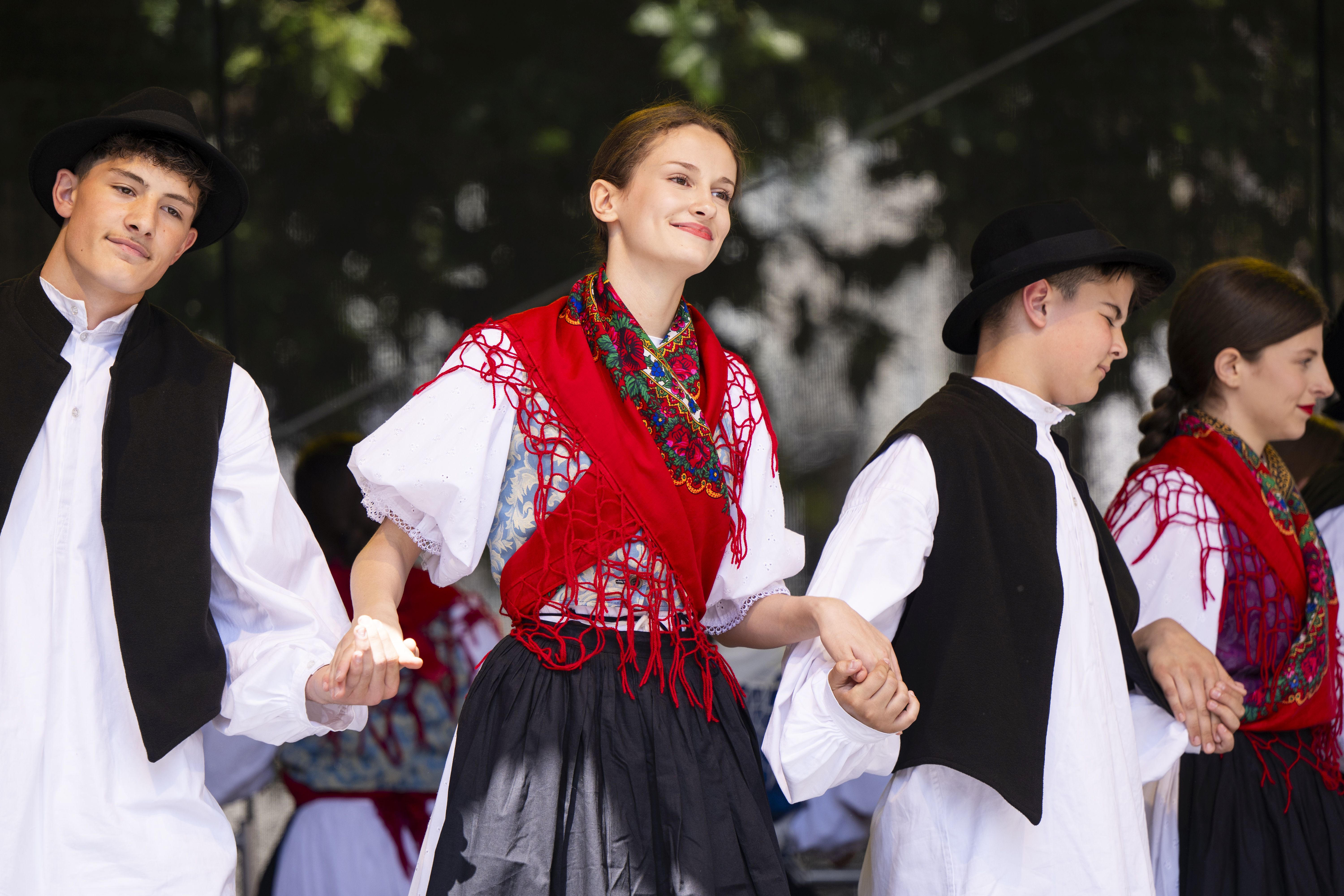 Tanzdarbietung auf der Bühne des Bennofests 2024