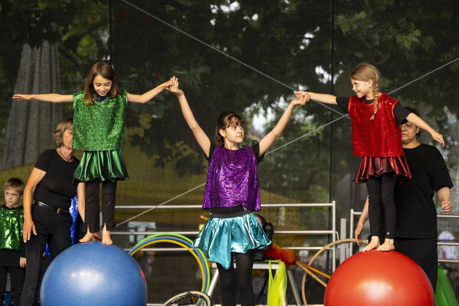 Akrobatische Kunststücke auf der Bühne des Bennofests 2024