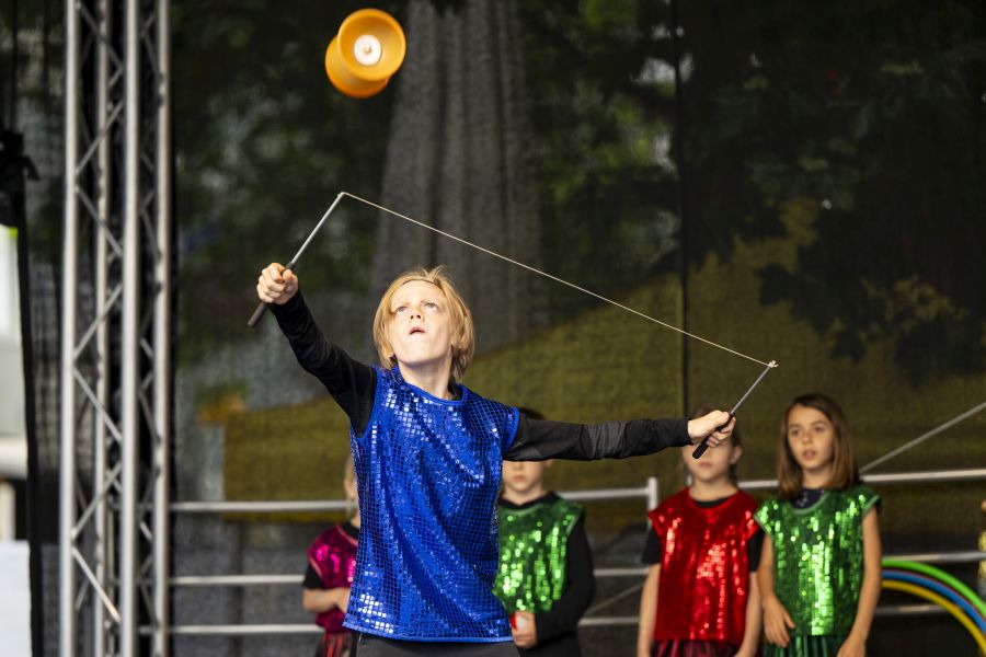 Akrobatische Kunststücke auf der Bühne des Bennofests 2024
