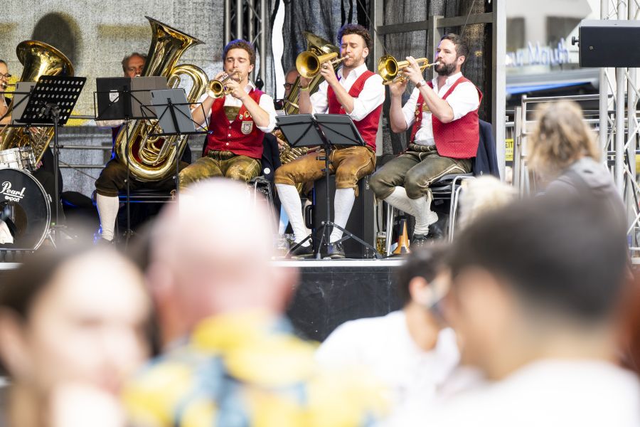 Blaskapelle auf der Bühne des Bennofests 2024