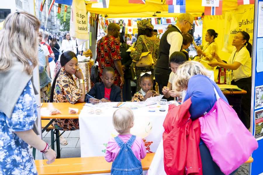 Kinder malen an einem Stand des Bennofests in der Münchner Fußgängerzone