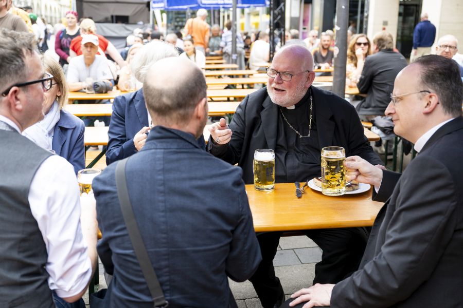 Gesellige Runde auf dem Bennofest mit u.a. Kardinal Reinhard Marx und Generalvikar Christoph Klingan