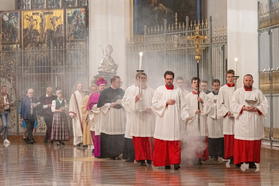 Die Statue des Heiligen Benno wird bei der Prozession im Rahmen der Vesper durch die Frauenkirche getragen