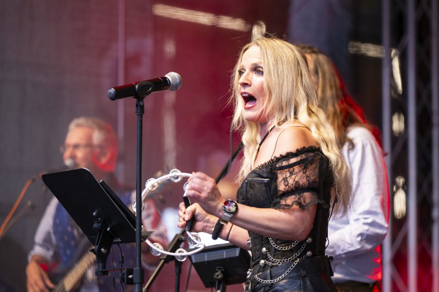 Sängerin der Gaudiblosn auf der Bühne des Bennofests 2024