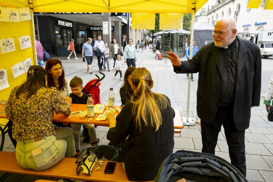 Kardinal Reinhard Marx am Stand der Englischsprachigen Gemeinde