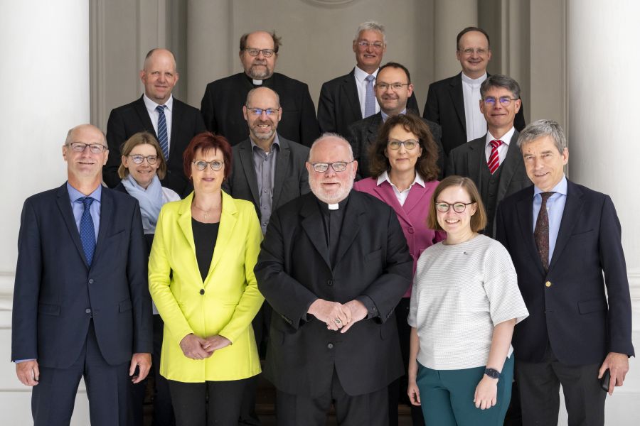 Gruppenbild des Synodalen Gremiums der Erzdiözese zu seiner ersten konstituierenden Sitzung