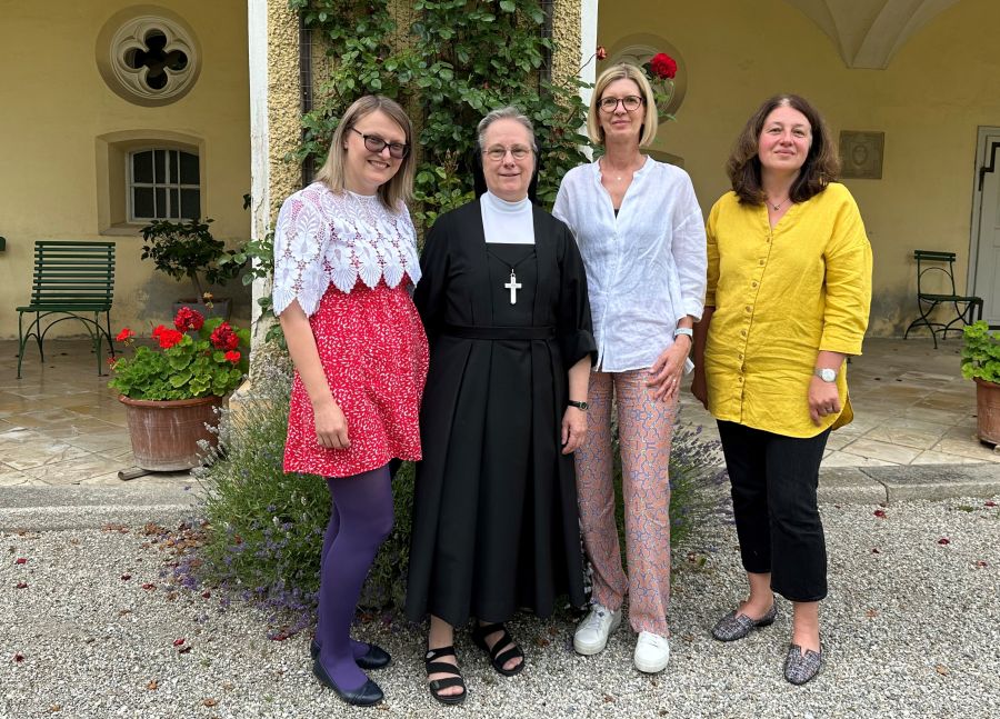 Liliia Myroniuk, Oberin Schwester Jutta, Karin Böck und Olena Schick vom Asylhelferkreis und Kloster Zangberg