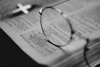 Bibel und Brille