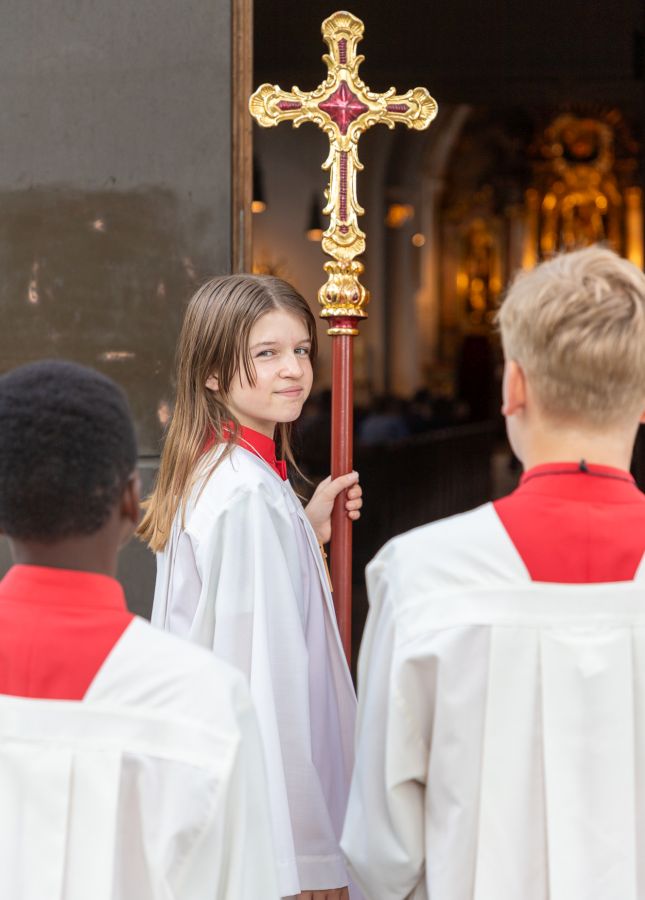 Ministranten mit Kreuz