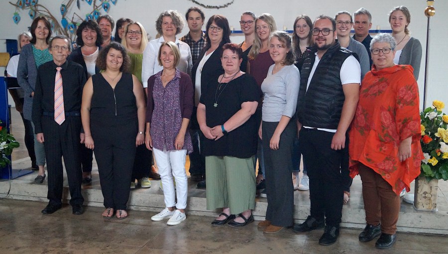 Gruppenfoto der Künstler der Uraufführung