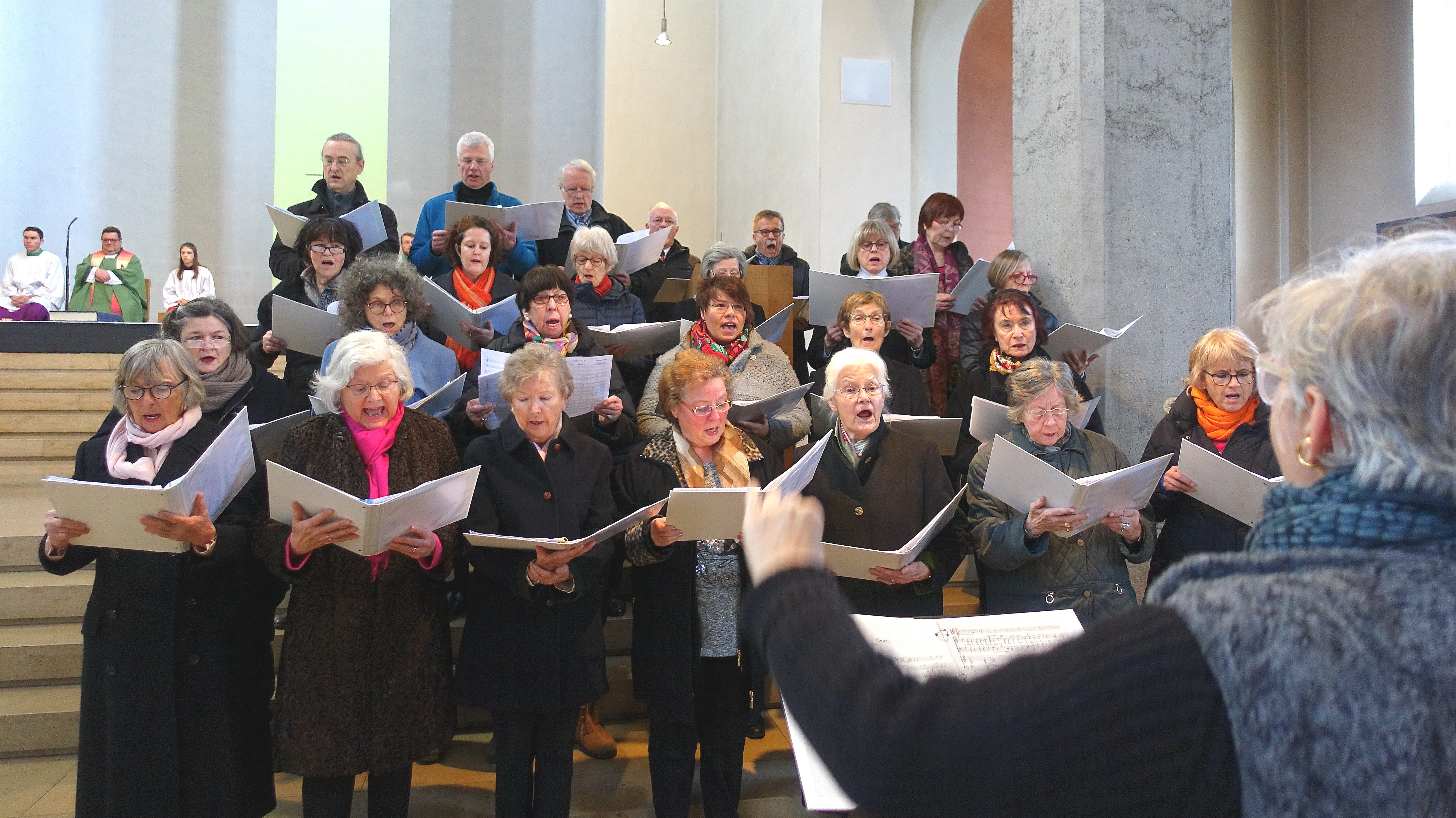 Sängerinnen und Sänger im Altarraum der Kirche