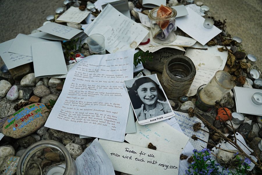 Gedenken an Anne Frank in der Gedenkstätte KZ Bergen-Belsen
