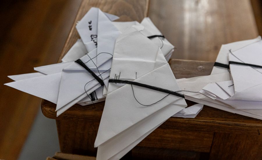 Gefaltete Papiertauben.