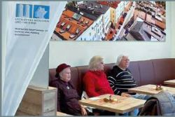 Ratscherl-Bank mit Seniorinnen