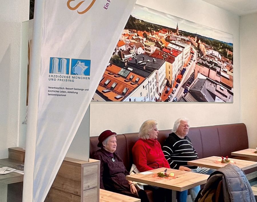 Seniorinnen und Senior auf der Ratschbank im Einkaufszentrum in Mühldorf am Inn