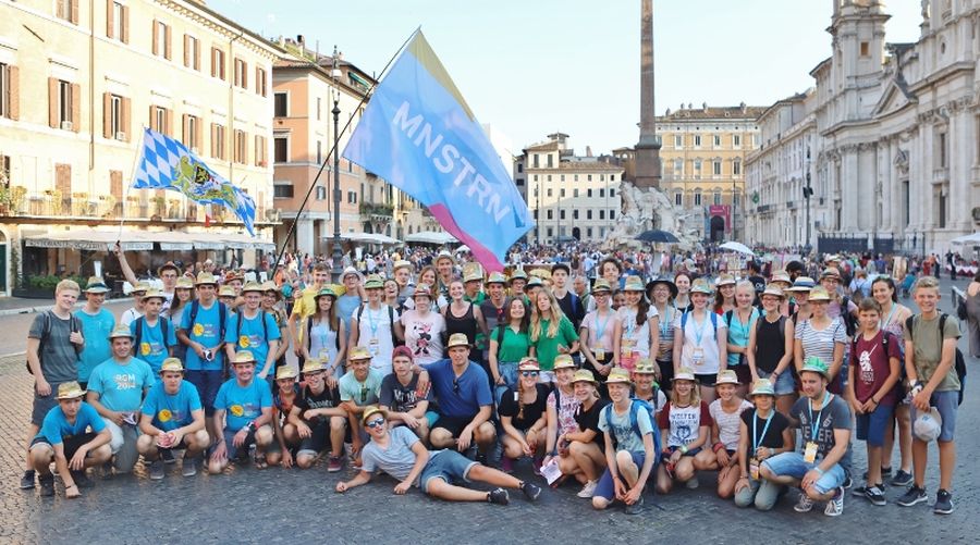 Ministrantengruppe auf der Piazza Navona in Rom