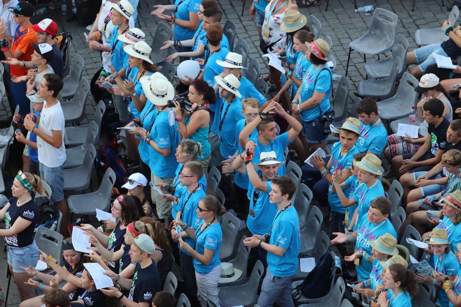 Ministrantinnen und Ministranten auf dem Petersplatz in Rom