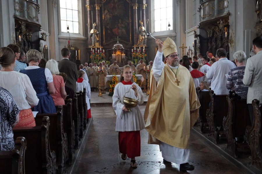 Weihbischof besprengt die Gottesdienstteilnehmer mit Weihwasser