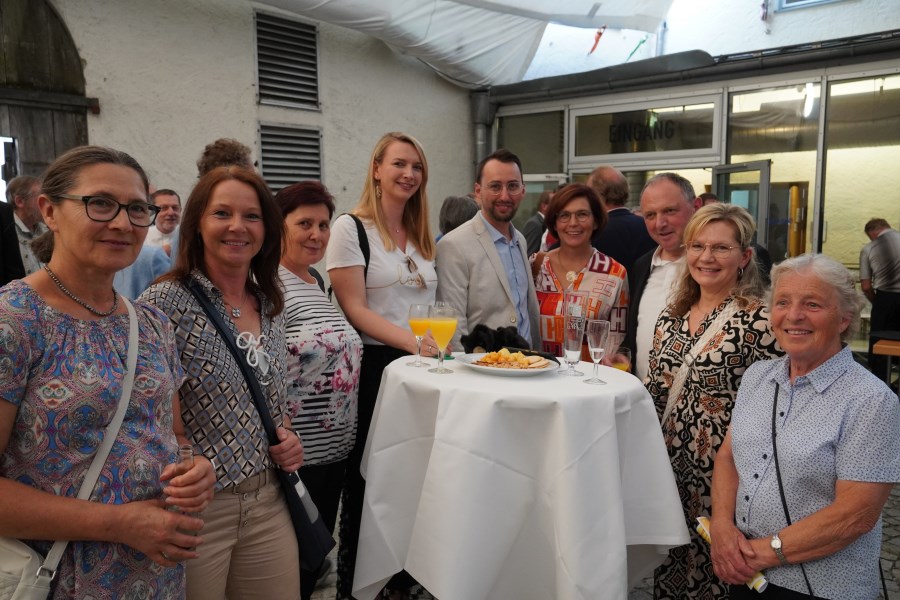 eine Gruppe Gäste mit stellvertretenden Dekan Franz Eisenmann