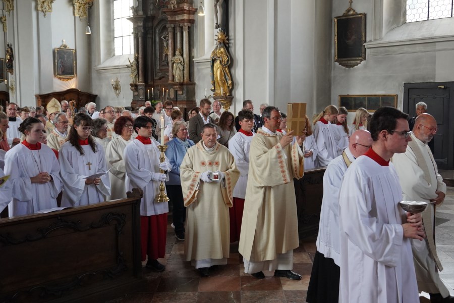 Diakon Alfred Stadler trägt das Evangeliar und Diakon Josef Kafko die Reliquie des Hl. Korbinian