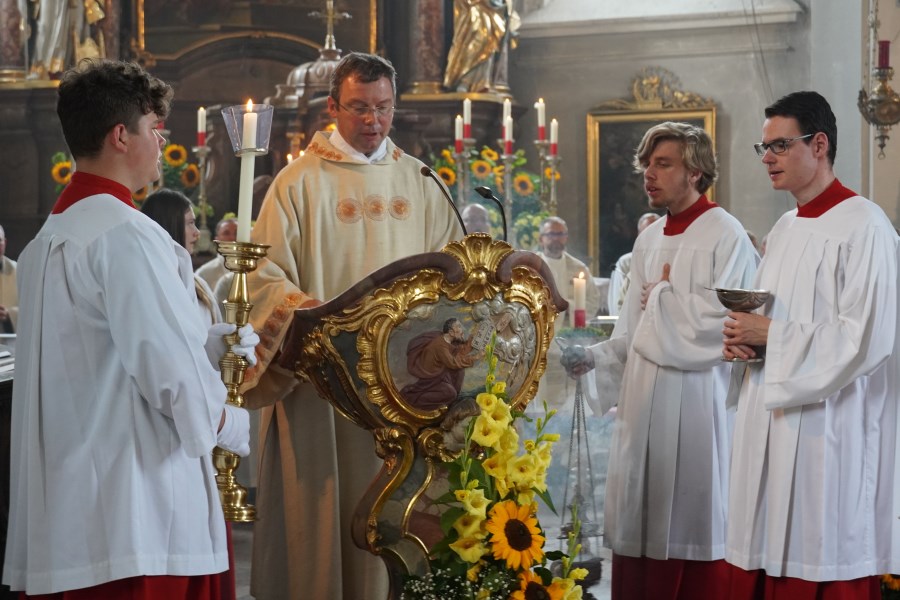 Diakon Alfred Stadler liest das Evangelium