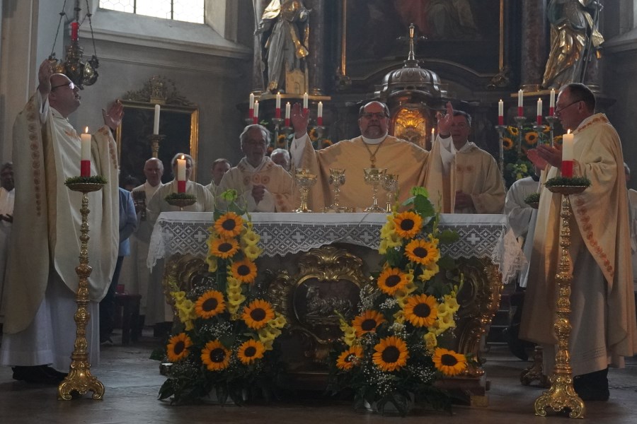 Dekan Klaus Vogl, Weihbischof Wolfgang Bischof und stellvertretender Dekan Franz Eisenmann beim Hochgebet