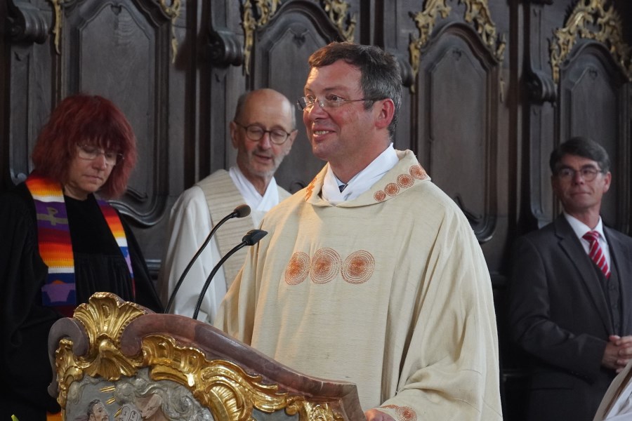 Diakon Alfred Stadler lädt nun zu den Grußworten ein