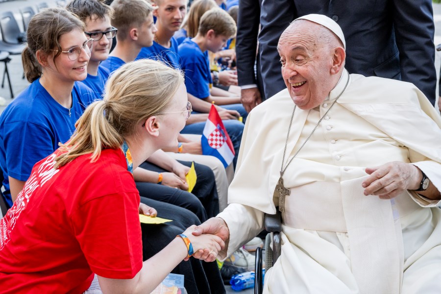 Händeschütteln mit Pabst Franziskus