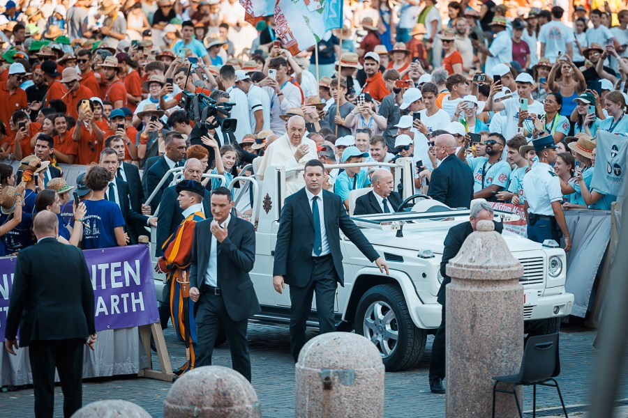 Pabst Franziskus in der Menge