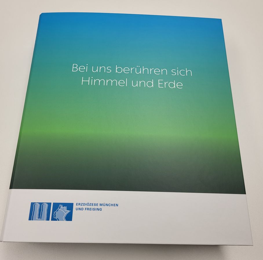 Mappe mit dem Kita-Profil "Da berühren sich Himmel und Erde"