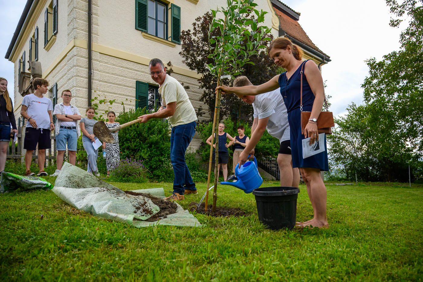 Nacht der offenen Kirche - Pflanzung eines Korbinian-Apfelbaumes im Pfarrgarten