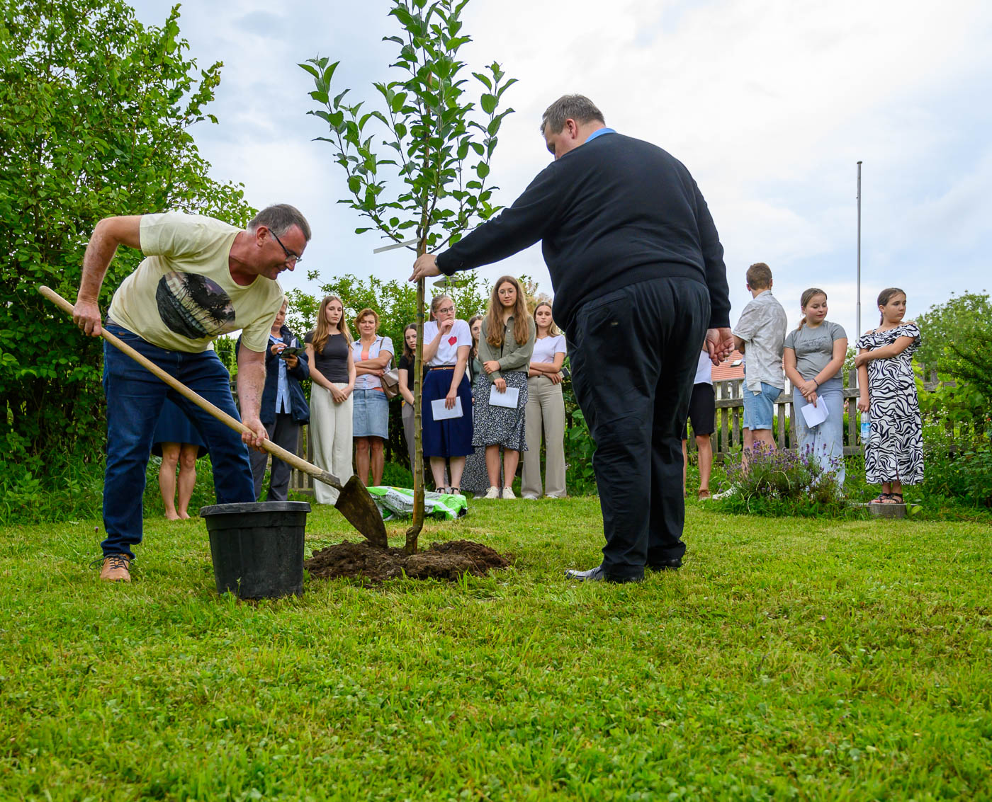 Nacht der offenen Kirche - Pflanzung eines Korbinian-Apfelbaumes im Pfarrgarten