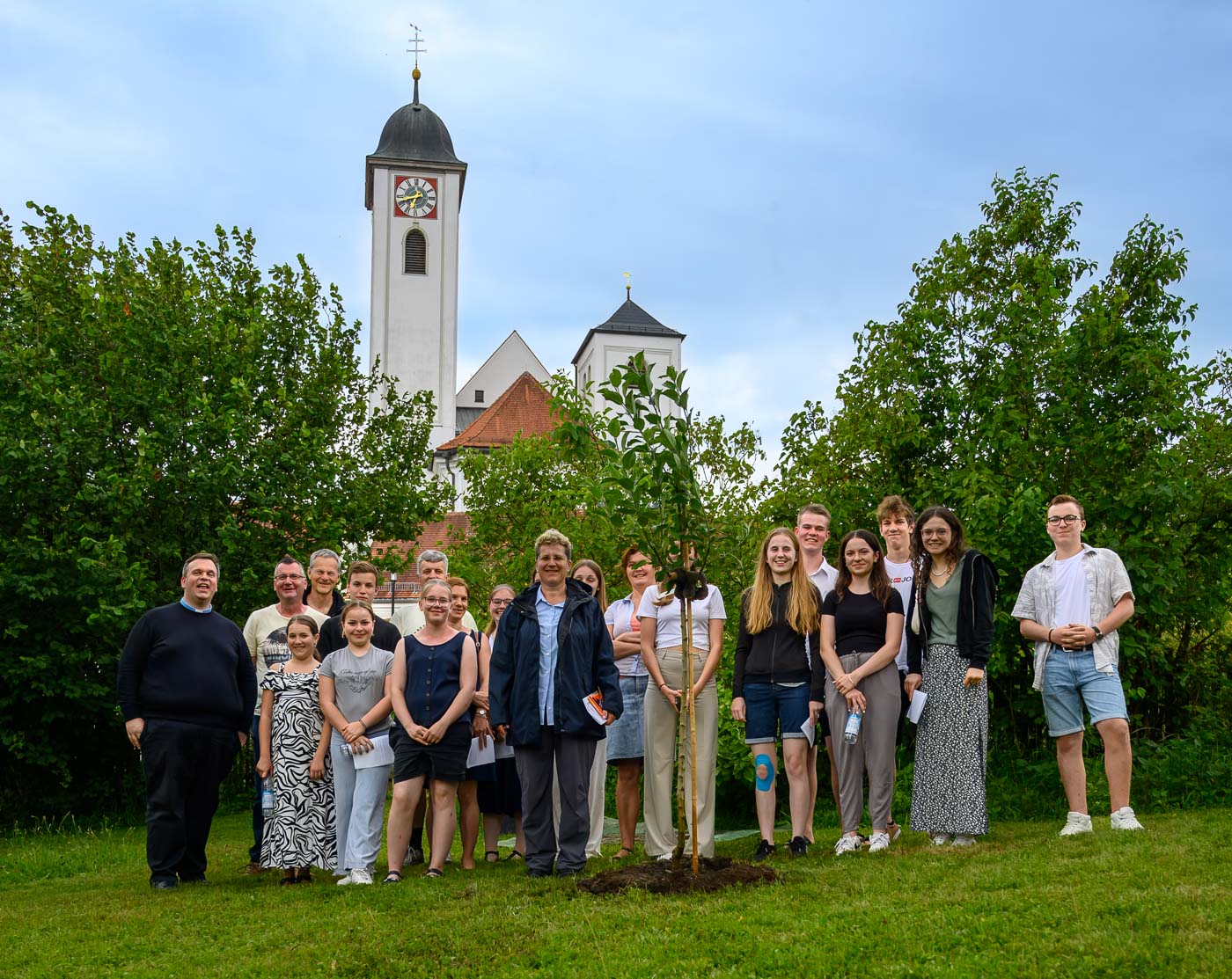 Nacht der offenen Kirche - Pflanzung eines Korbinian-Apfelbaumes im Pfarrgarten
