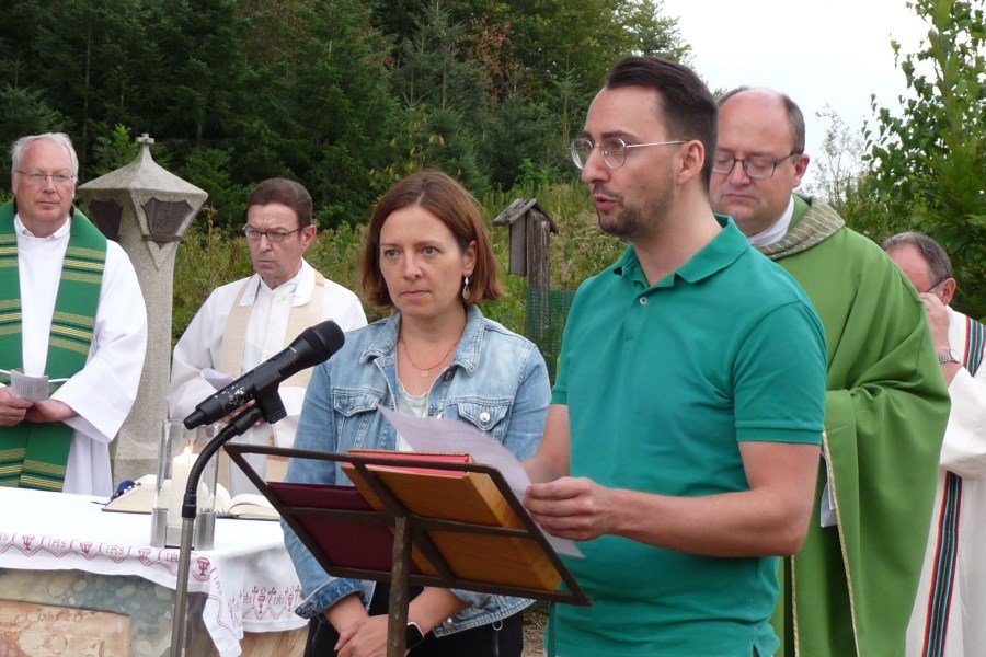 20 Michael Kulhanek und Renate Kreuzinger aus Niedertaufkirchen lesen die Fürbitten