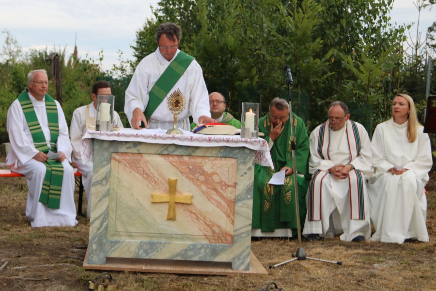 21 Diakon Alfred Stadler bei der Gabenbereitung