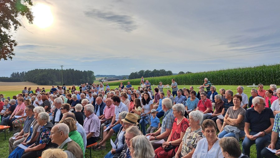 23 die aufgestellten Bierbänke waren alle voll