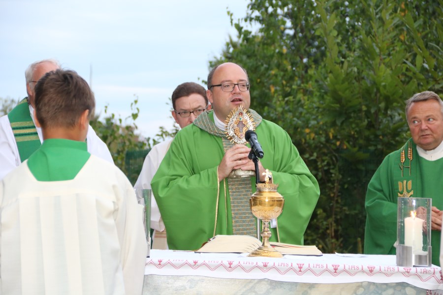 38 Dekan Klaus Vogl spendet den Wettersegen