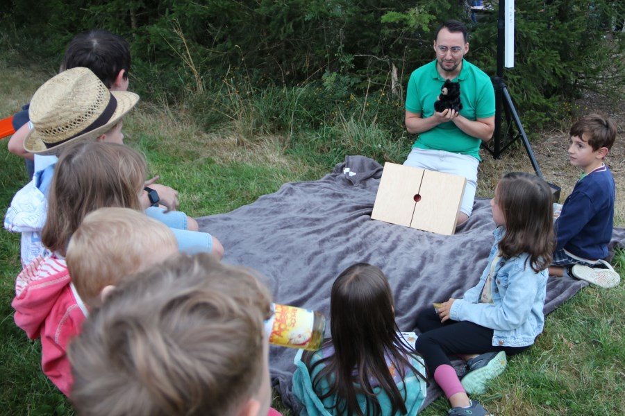 44 Michael Kulhanek bei den Kindern