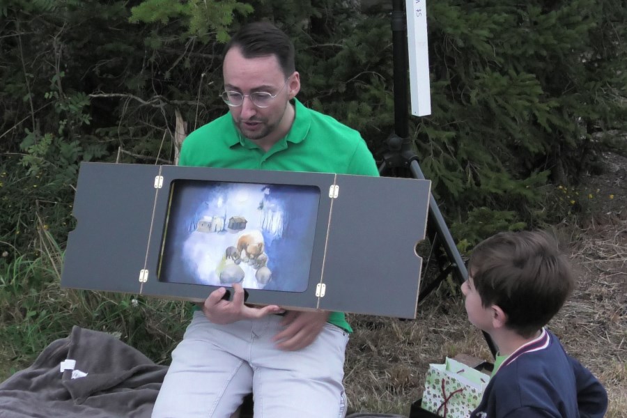 46 Michael Kulhanek bei den Kindern