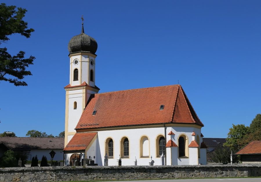 Außenansicht von St. Korbinian in Oberlaindern