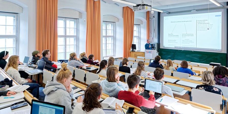 Klassenraum auf dem Campus Benediktbeuern der Stiftungshochschule München