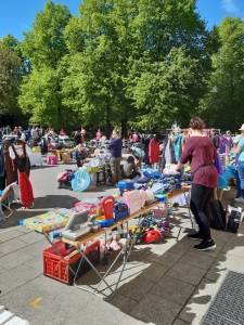 Verkaufstisch auf dem Flohmarkt vor der Kirche.