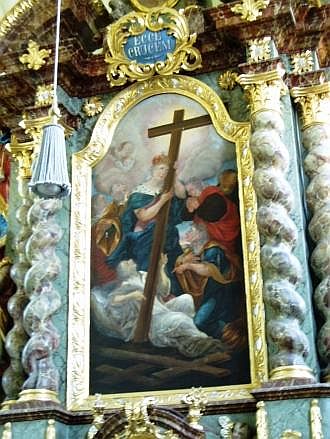 Darstellung der Kreuzerhöhung durch die Heilige Helena auf dem Hochaltar der Filialkirche Kreuzerhöhung in Hinterholzhausen