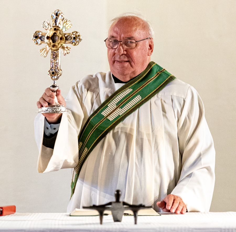 Diakon Walter Schwind mit einem Kreuz während einer Messe