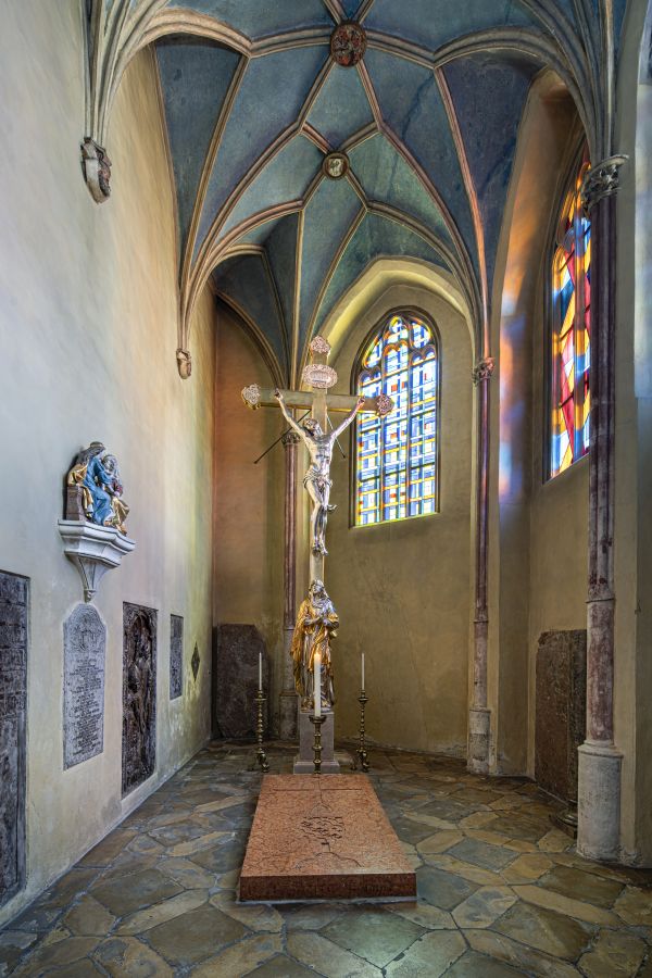 Kreuz in Sankt Martin in Landshut vor den von Sean Scully gestalteten Fenstern