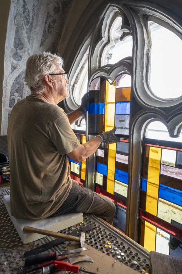 Einsatz eines von Sean Scully gestalteten Fensters in der Kirche Sankt Martin in Landshut